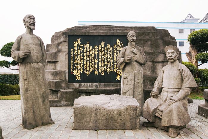 우량예그룹의 모태인 리천영의 덩쯔쥔(오른쪽)과 관련 인물 석상