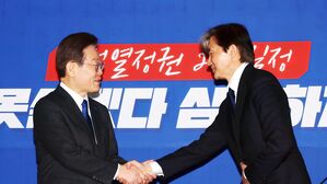 [영상] "가까이 오십쇼" 나란히 선 이재명-조국&hellip;"민주당이 승리하시길 빕니다"