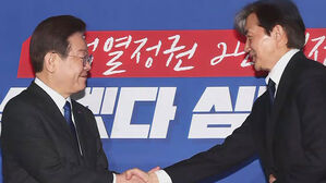 손잡은 이재명 &middot; 조국&hellip;"정권 심판 힘 합치자"