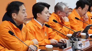 개혁신당 "국민의힘, 탄핵의 강에 잠수&hellip;민주, 조국의 강에 풍덩"