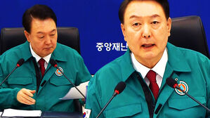 [영상] 윤 대통령 "변호사 수 30배 늘 동안 의대 정원은 2.2배?"&hellip;의료계 주장 '정면 반박' 위해 제시한 '통계 자료'