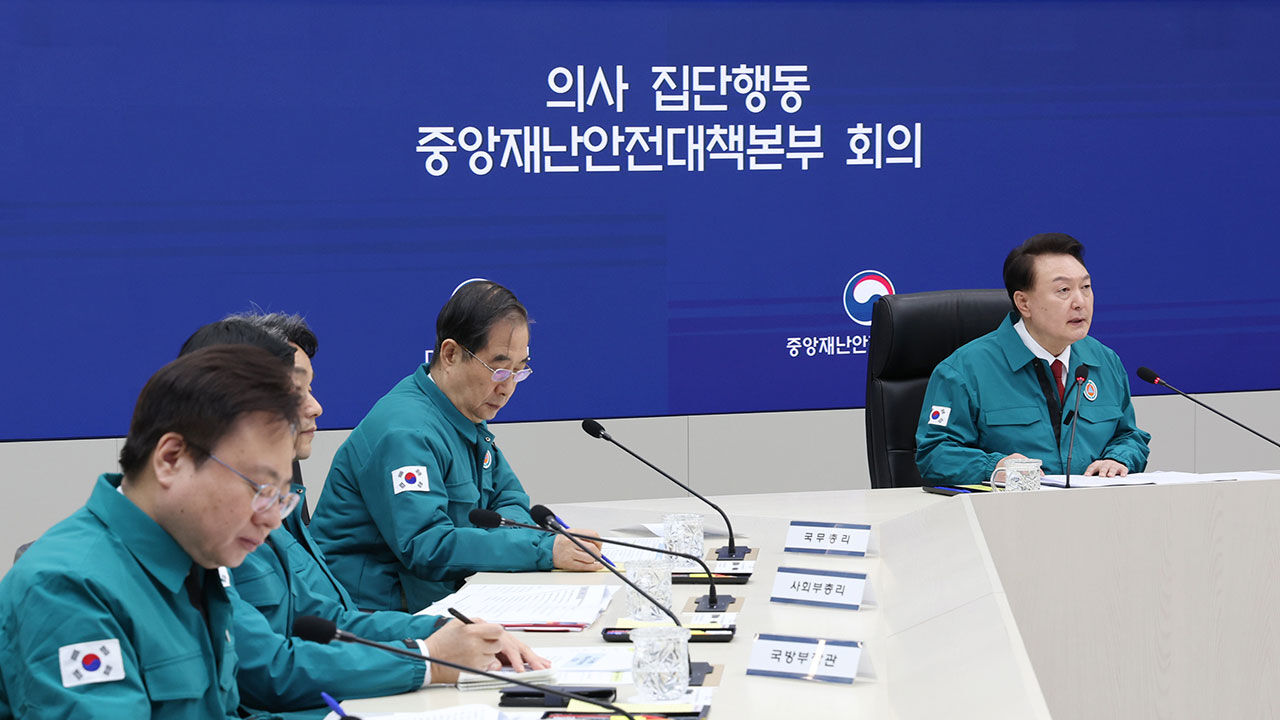 6일 세종특별자치시 정부세종청사 중앙재난안전상황실에서 열린 의사 집단행동 대응 중앙재난안전대책본부 회의를 주재하고 있다. (사진=연합뉴스)