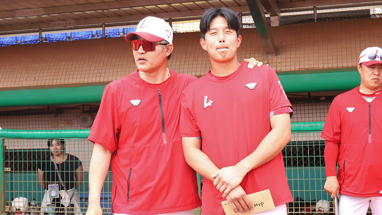 SSG 투수들이 뽑은 2차 스프링캠프 MVP 포수 조형우(오른쪽)