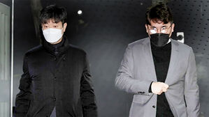 '1억 6천만 원 뒷돈' 장정석 &middot; 김종국 기소