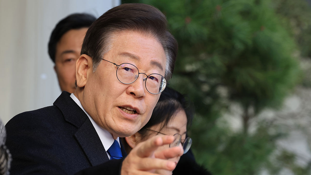 지난 대선 과정에서 허위 발언을 한 혐의로 기소된 더불어민주당 이재명 대표가 8일 오전 서초구 서울중앙지방법원에서 열린 공직선거법 위반 1심 속행 공판에 출석하기에 앞서 입장을 밝히려고 준비하고 있다. (사진=연합뉴스)