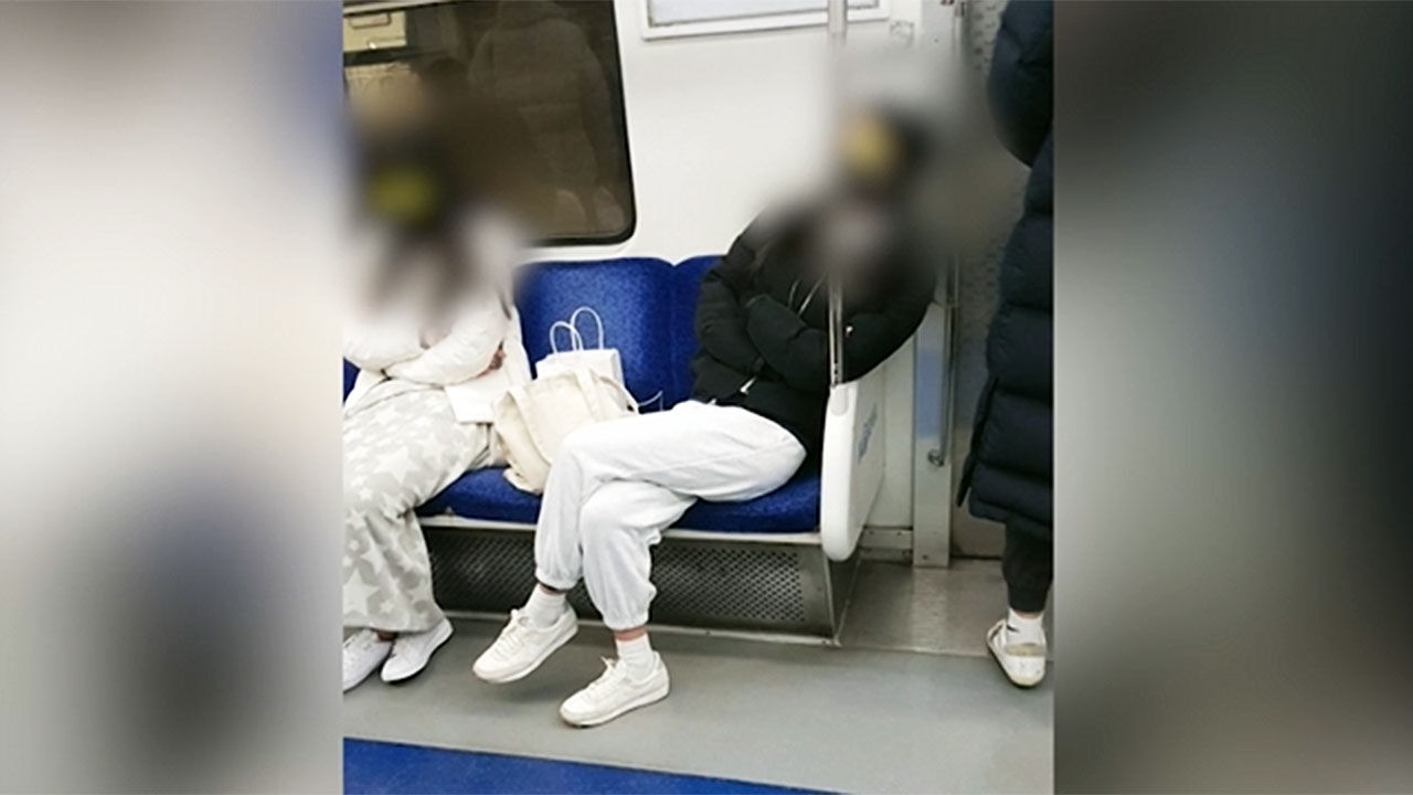 지하철 빈자리에 가방 알박기한 민폐 승객