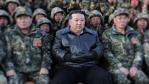 김정은, 총 잡고 사격 자세까지&hellip;하마스 무기 보란 듯이 입증