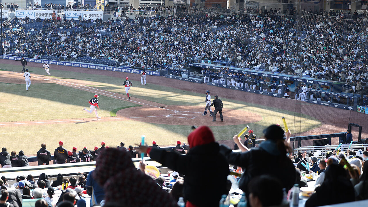KBO 프로야구 KIA 타이거즈와 NC 다이노스 시범 경기 