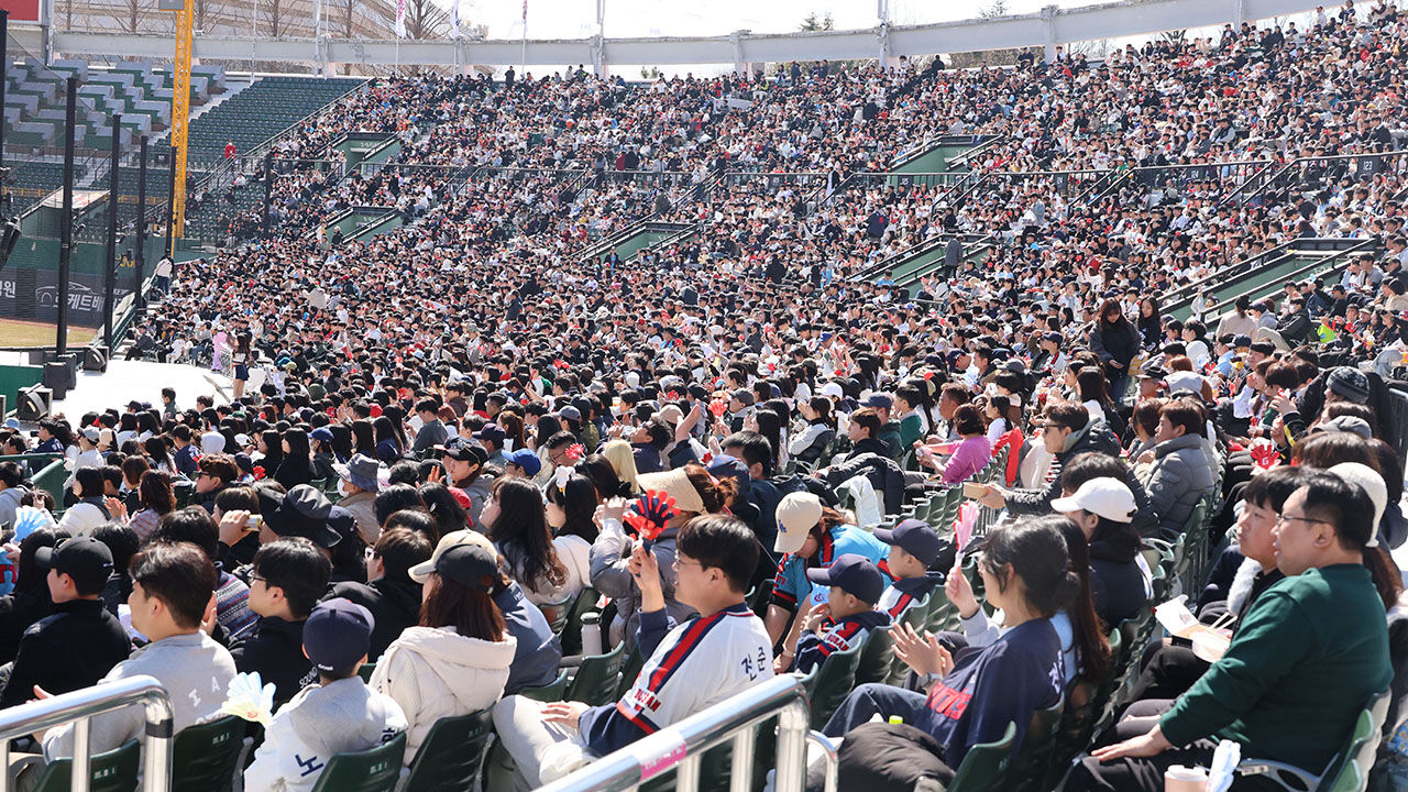 KBO 프로야구 롯데자이언츠와 SSG랜더스의 시범경기 보러 온 관중 
