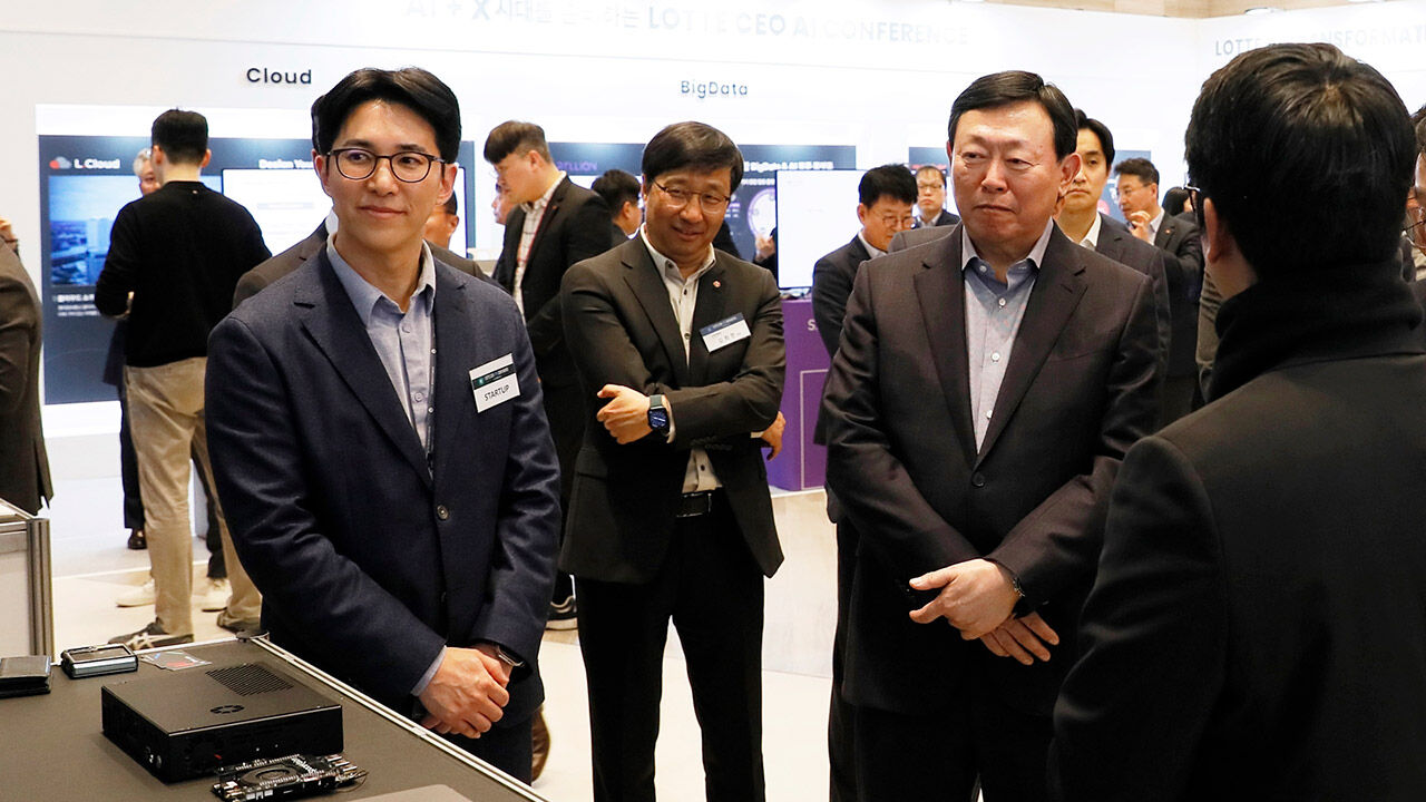 지난 7일 AI 관련 스타트업 부스 방문한 신동빈 회장