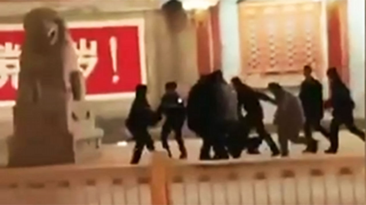 중난하이에 차량 돌진