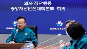 정부 "교수 집단 사직, 환자 생명 위협&hellip;진료 유지 명령도 검토"