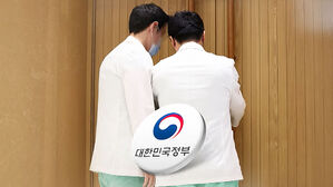 의대 교수 집단행동 예고&hellip;전문의 중심 병원 전환 추진