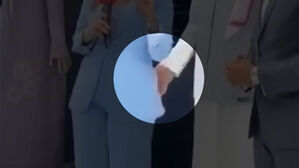 생방송 중 기자 몸에 '쓱'&hellip;AI 로봇 프로그래밍 논란