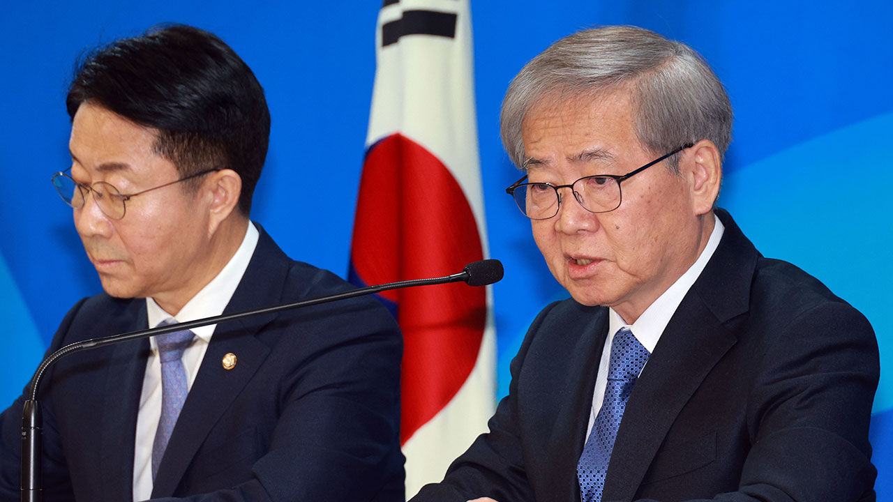 더불어민주당 임혁백 공관위원장과 조정식 부위원장(왼쪽)