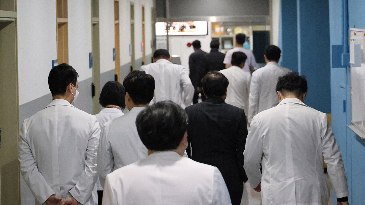 지난 13일 긴급 임시 총회를 가진 뒤 퇴장하는 충북대학교의과대학·충북대학교병원 비상대책위원회 소속 교수들