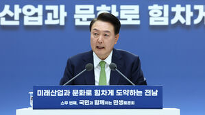 윤 대통령 "익산&sim;여수 고속철도망 &middot; 영암&sim;광주 '한국형 아우토반'"