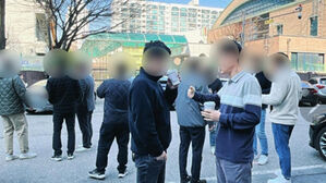 '금연구역' 경고에도 뻐끔&hellip;학교 앞 담배 피우는 어른들