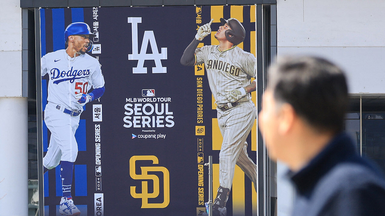 MLB 서울시리즈 경기를 알리는 현수막이 붙어 있는 서울 고척스카이돔