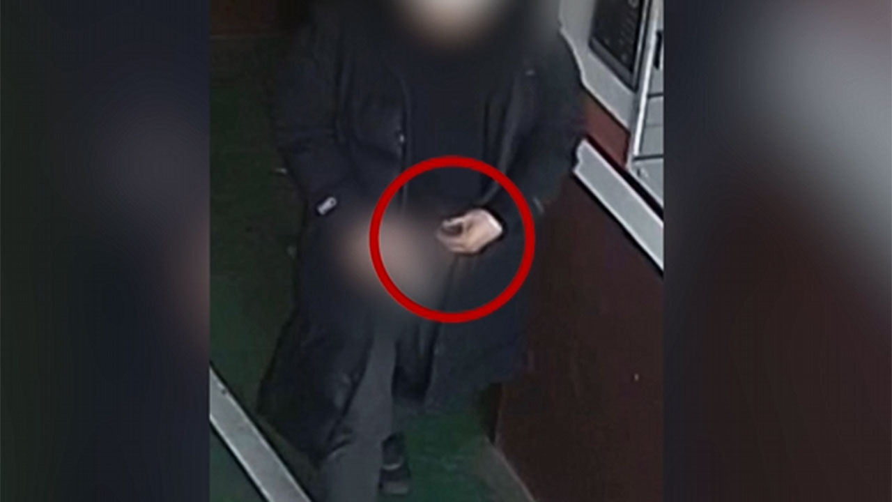건물 출입구에 소변 본 배달원