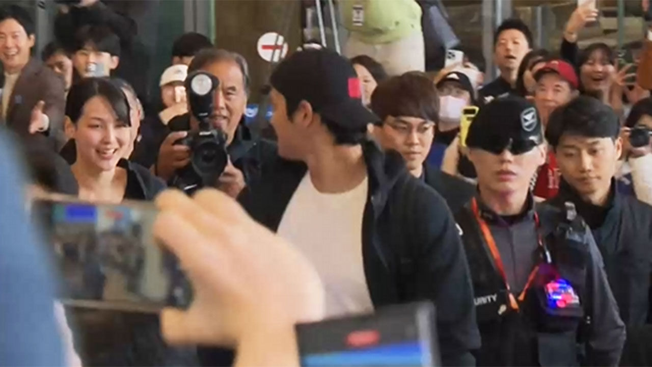 인천국제공항 입국장, 아내가 잘 따라오고 있는지 확인하는 오타니