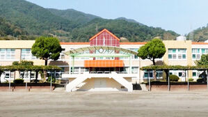 조회수만 '240만 회'…폐교 위기에 직접 나선 교장선생님