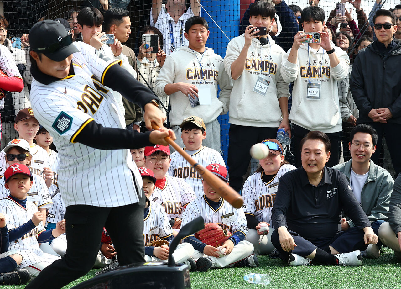 서울 용산어린이정원 야구장에서 열린 샌디에이고 파드리스의 어린이 야구교실에서 김하성의 타격 시범을 보고 있는 윤석열 대통령 (사진=대통령실통신사진기자단, 연합뉴스)