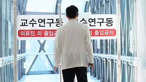 환자 대신 제자 편에&hellip;25일부터는 의대 교수들도 떠난다