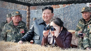 망원경으로 훈련 참관&hellip;북한이 딸 주애 지칭한 표현 눈길