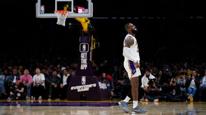 NBA 제임스-커리 맞대결,  승부처에 계시기 고장 '촌극'