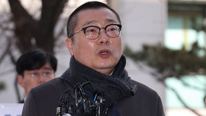 의협 간부 3차 경찰 출석서 1시간 만에 조사 거부&hellip;"기피 신청 수사관 나와"