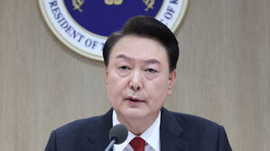 윤 대통령 "의사 면허로 국민 위협 안돼&hellip;의료 개혁은 국민 명령"