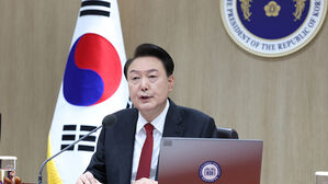 윤 대통령 "의사 면허로 국민 위협 안돼&hellip;의료 개혁은 국민 명령"