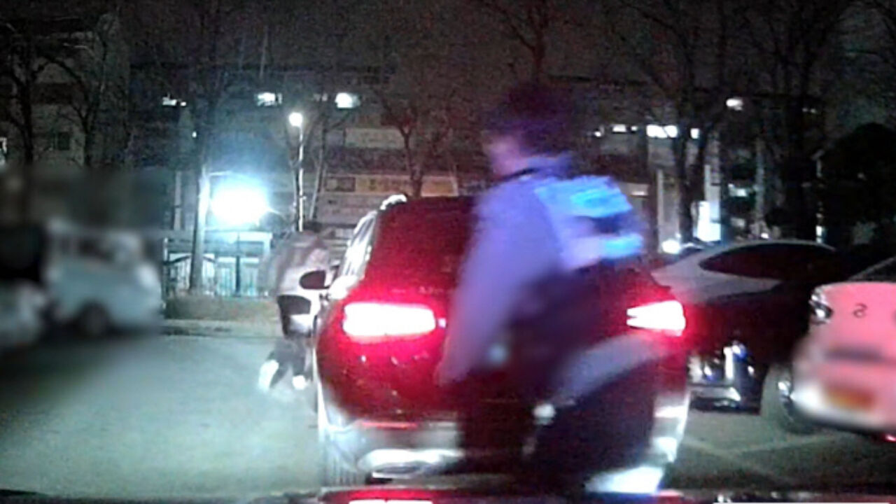 시흥시에서 음주운전을 한 A 씨가 아파트 단지 내 막다른 길에 몰리자 차량을 버리고 도주하고 있고, 그 뒤를 경찰관이 쫓고 있다. 