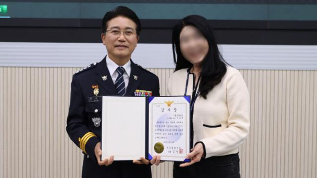 김신조(왼쪽) 경기 시흥경찰서장이 음주운전자 검거에 기여한 시흥시 도시정보통합센터 이금희 주무관에게 감사장을 전달하고 있다.