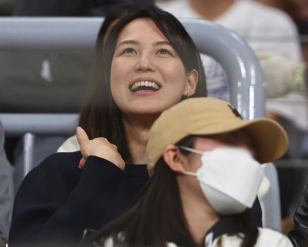 18일 서울 고척스카이돔에서 열린 팀 코리아와 로스앤젤레스(LA) 다저스의 미국 프로야구(MLB) 서울시리즈 연습 경기. 다저스 오타니 쇼헤이의 아내 다나카 마미코가 관전하고 있다. 