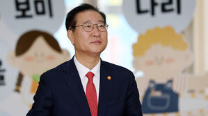 법무장관 "검찰 수사 지연 심화&hellip;인력 증원 등 개선안 마련할 것"