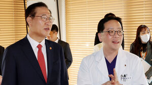 법무장관 "마약 중독 치료보호 기관 부족&hellip;청소년 예방교육 강화"