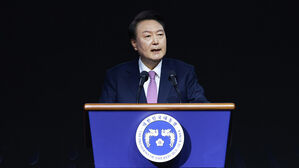 윤 대통령 "그릇된 이념 무원칙 &middot; 포퓰리즘이 경제난 가중"