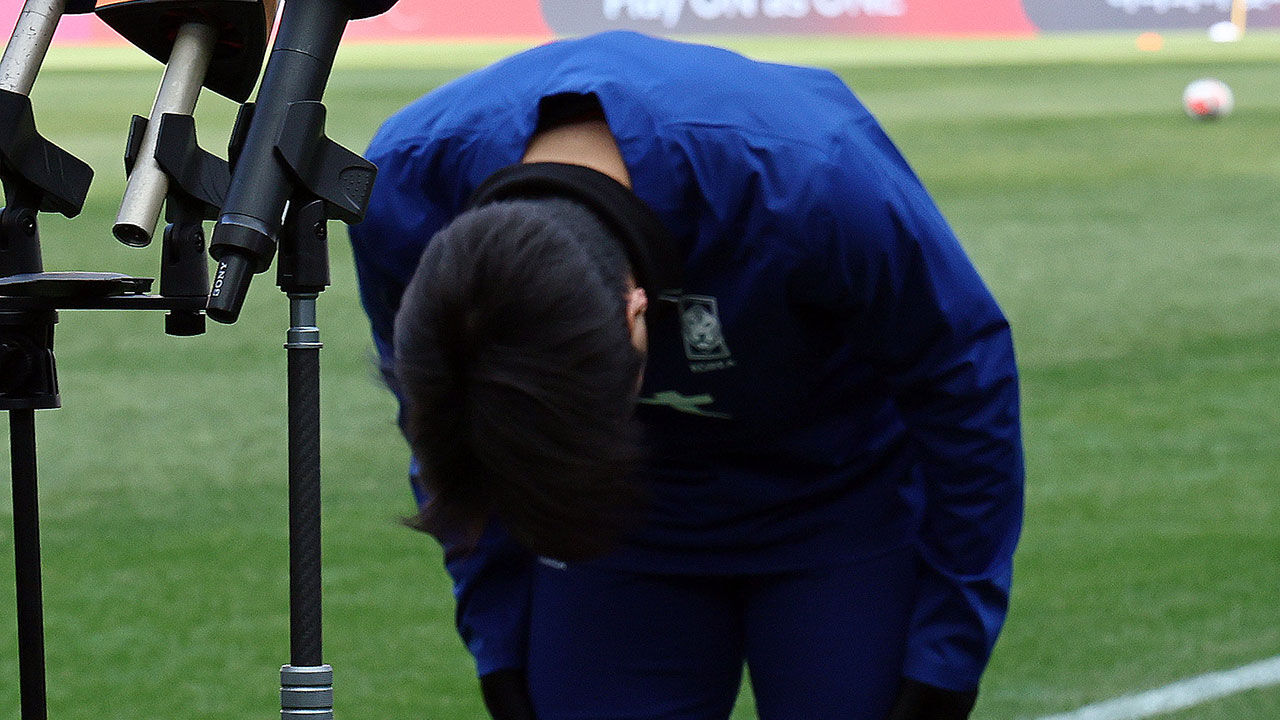 이강인이 20일 서울월드컵경기장에서 태국과 2026 FIFA 북중미 월드컵 2차 예선 경기를 앞두고 열린 공식 훈련에 앞서 심경을 밝히기 위해 마련된 자리에서 인사하고 있다. (사진=연합뉴스)