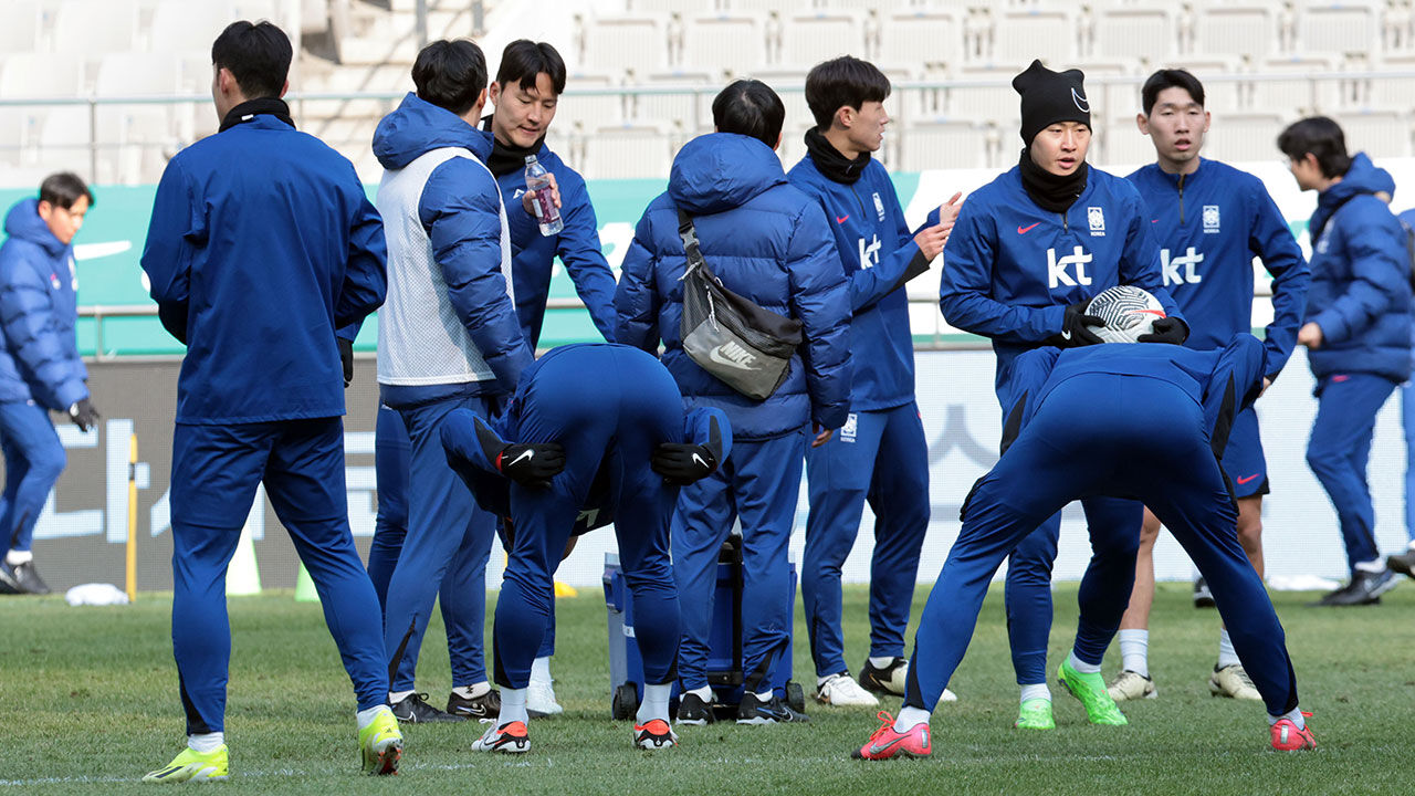 20일 서울월드컵경기장에서 태국과 2026 FIFA 북중미 월드컵 2차 예선 경기를 치르는 한국 축구대표팀의 손흥민(왼쪽)과 이강인(오른쪽)이 훈련을 하고 있다. (사진=연합뉴스)