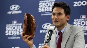 박찬호, 30년 전 MLB 데뷔전서 쓴 글러브 끼고 '개막전 시구'