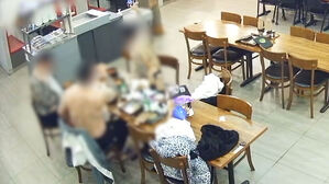 밥 먹다 갑자기 웃통 벗고 셀카&hellip;'식당 난동' 조폭 구속