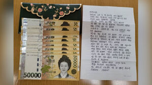 [뉴스딱] "15년 전 책값입니다"&hellip;100만 원 맡긴 손님 '훈훈'