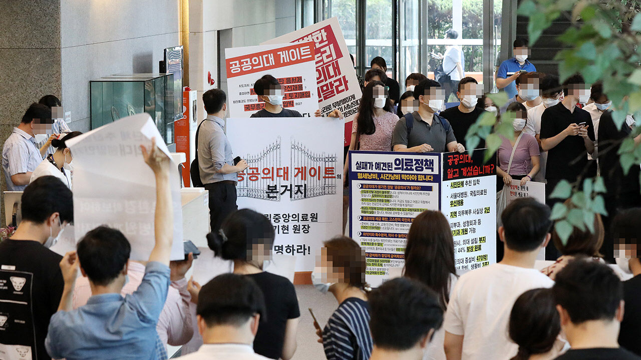 지난 2020년 9월 정부와 대한의사협회 사이의 합의에 반대하며 농성하는 전공의들