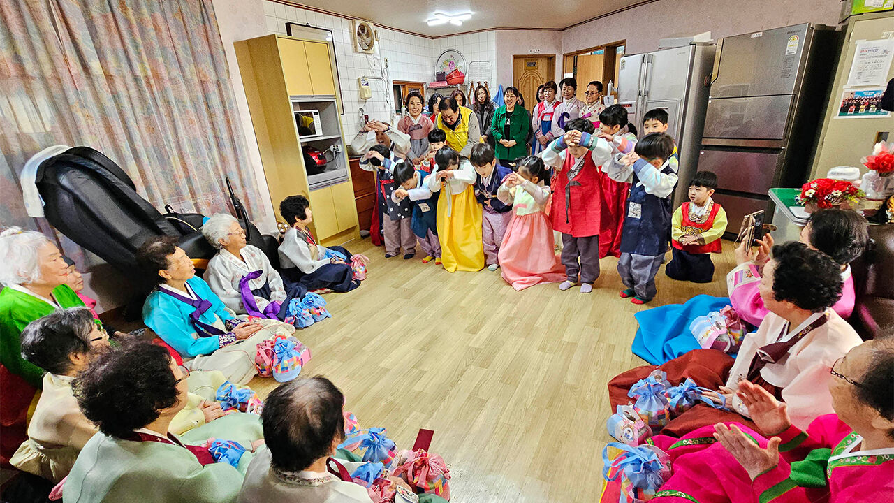 경로당 찾아 세배하는 어린이들 (사진=광주 북구 제공, 연합뉴스)