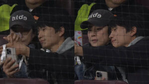 [SBS Star] VIDEO: Lee Bo Young♥Ji Sung's Sweet Moment at an MLB Game Has Been Livestreamed