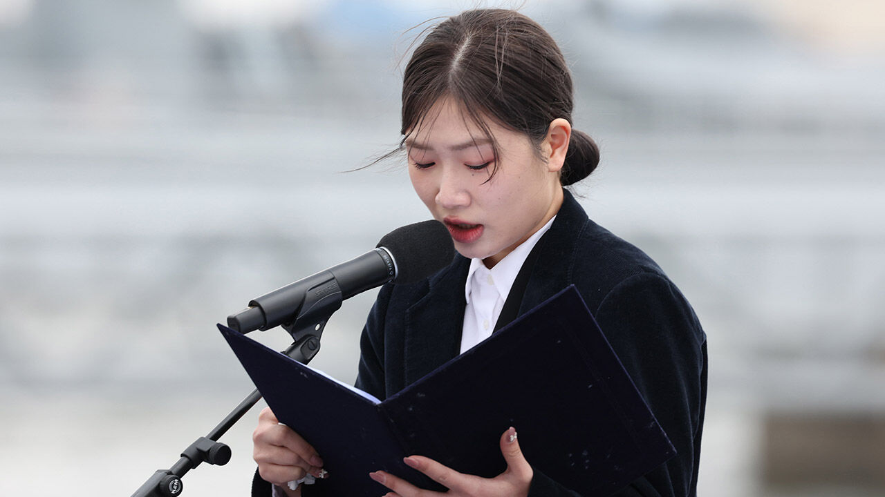 '아빠에게 보내는 편지'를 낭독하는 천안함 피격 유족 김해봄 양