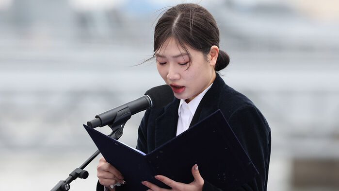 '아빠에게 보내는 편지'를 낭독하는 천안함 피격 유족 김해봄 양