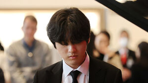 임윤찬 해외 일정 보름치 취소&hellip;"손에 무리와 치료"
